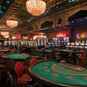 Slot machine reels representing online slot games available at hotjili